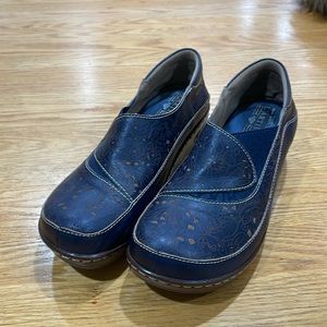 L’Artiste Women’s Spring Step Clogs size 8 color Navy